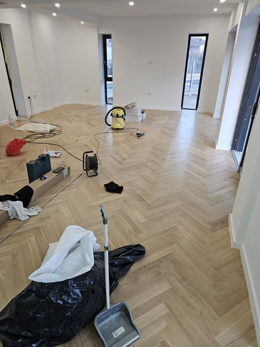 Echipa de montaj parchet