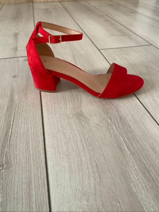 Sandale noi ,70 lei.