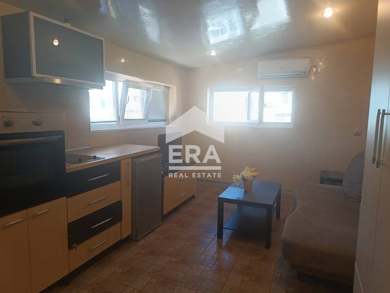 Дава се под наем Едностаен апартамент в Варна, Център - 18 кв.м за 255 € - Снимка #2