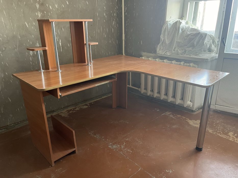 Продам стол компьютерный
