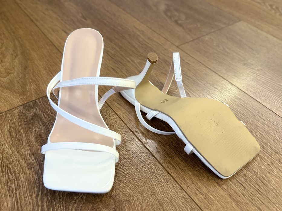 Бели обувки на ток