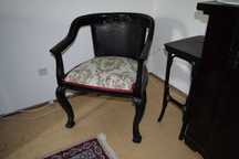 Scaune vechi, negre, tapitate, spatar cu piele