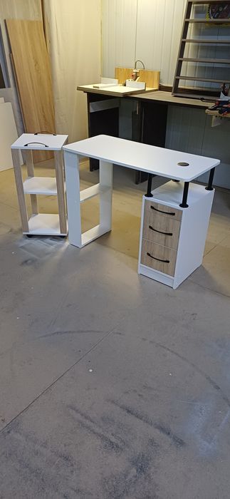 Маникюрные столы