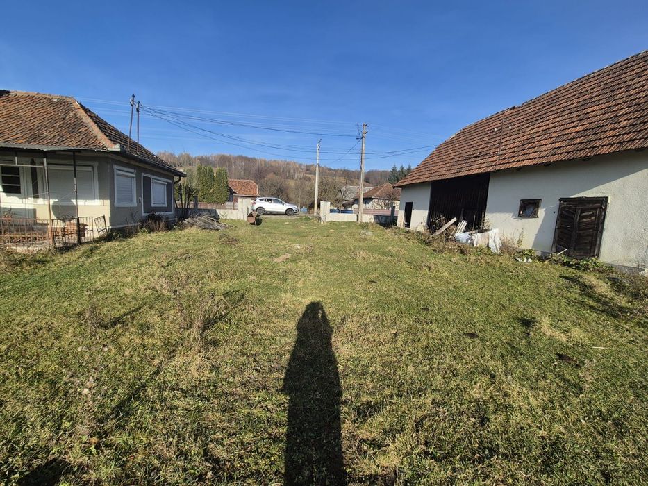 Vând casă cu teren