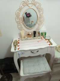Vând masă toaletă cu oglindă