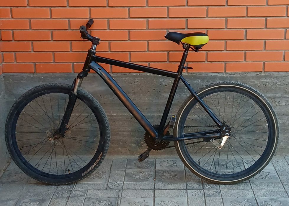 Велосипед черного цвета