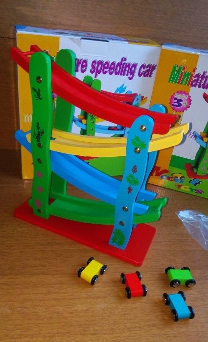 НАМАЛЕНИЕ! Цветна дървена писта на четири нива + четири колички НОВО!