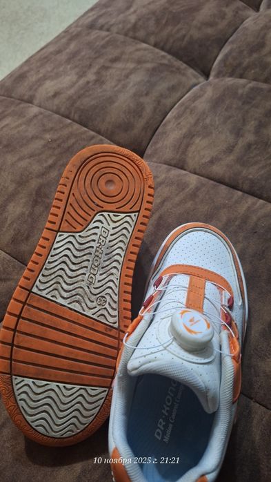 Стильные кроссовки