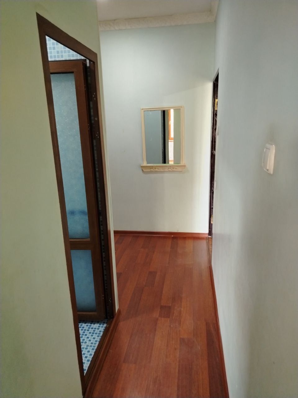 Продаётся квартира, 1 комнатная, с ремонтом и некоторой мебелью.