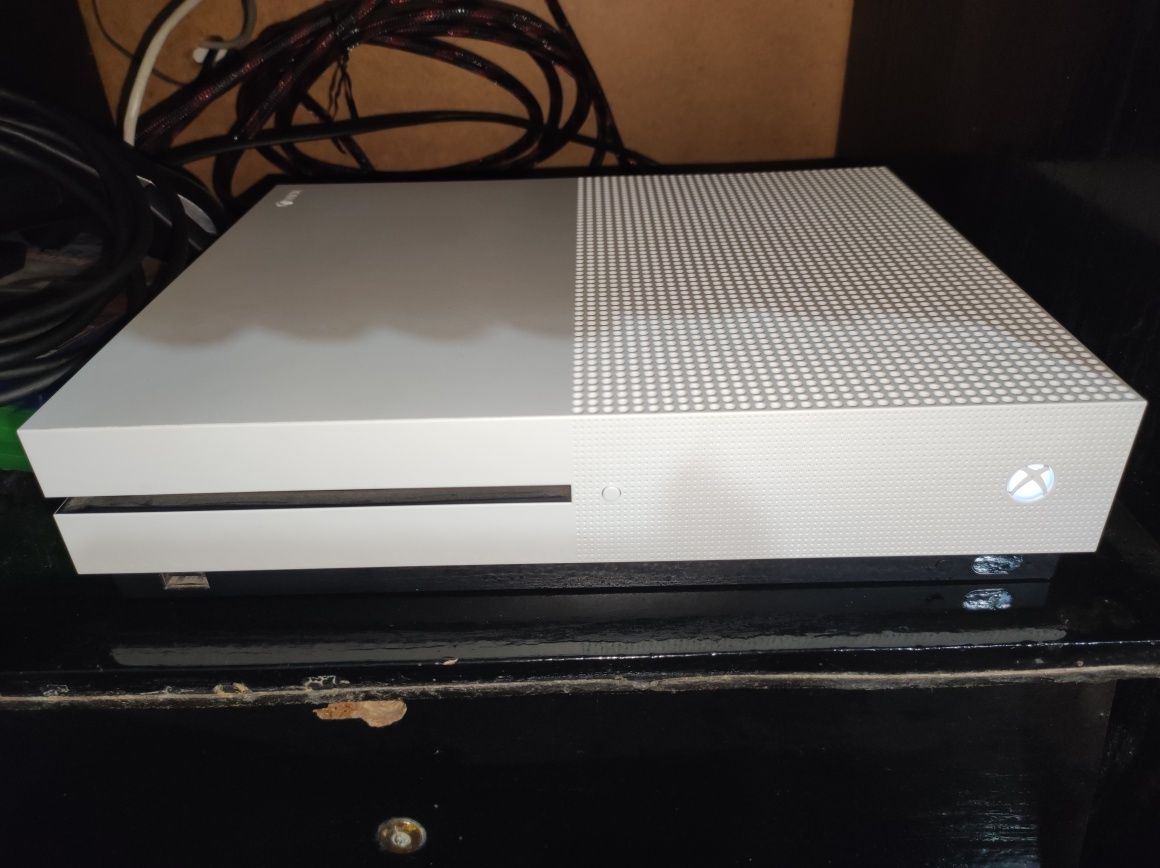 Xbox one s 1TB в идеальном состоянии