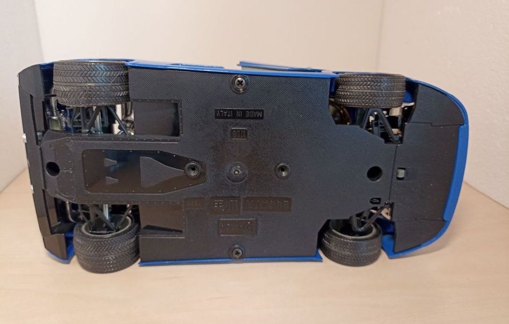 Bugatti 11QB
Scara 1/18
Bburago

Pozele reflectă realitatea. Se vinde