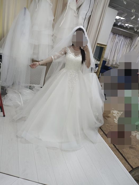 Продам свадебное платье размер 42-44 Покупала за 200.000.
