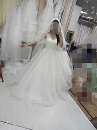 Продам свадебное платье размер 42-44 Покупала за 200.000.