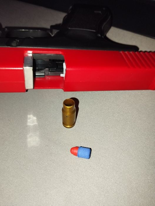Pistol tip nerf cu gloante din burete