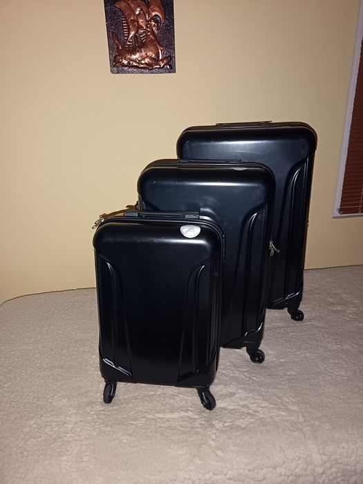 Продавам чисто нов комплект куфари