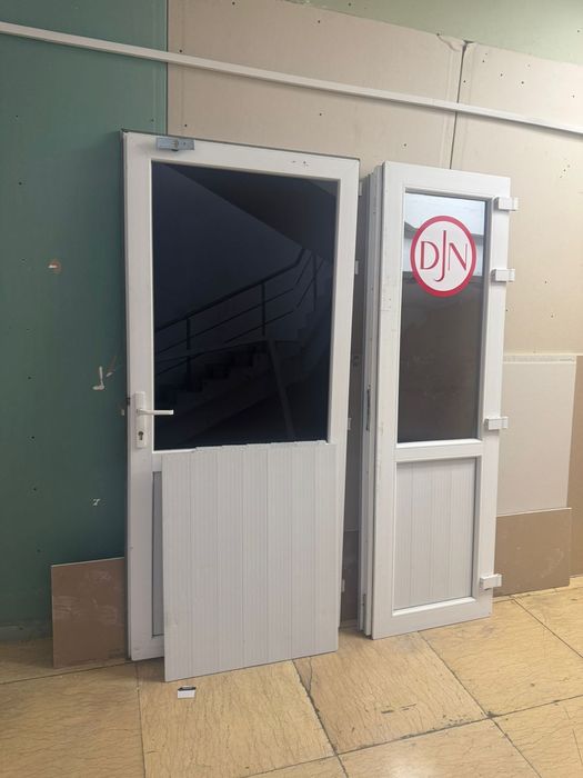 Дверь пластиковая б/у