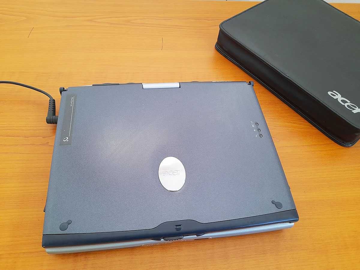 Продавам рядък ретро лаптоп TravelMate C111TCi с Windows Vista и XP