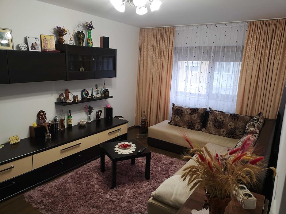 Inchiriez apartament doua camere Micro 17