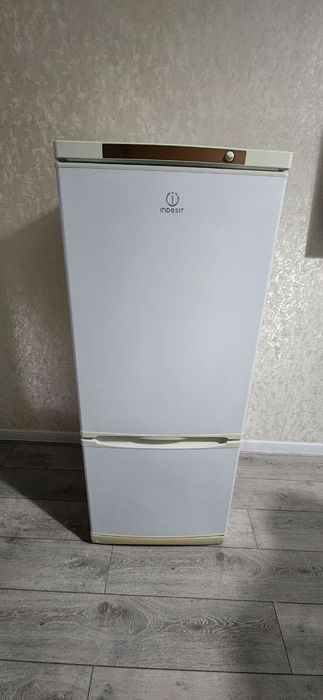 Продается холодильник indesit