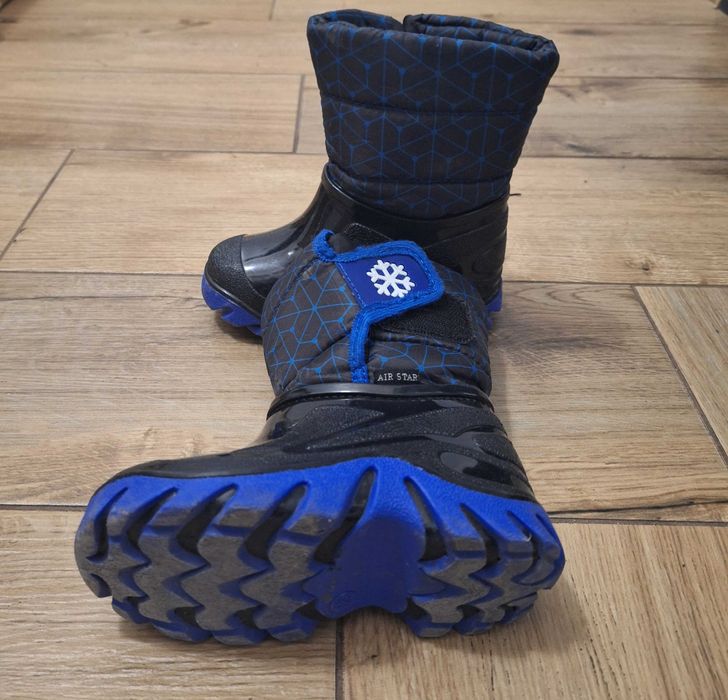 Различни видове детски зимни обувки размер 26