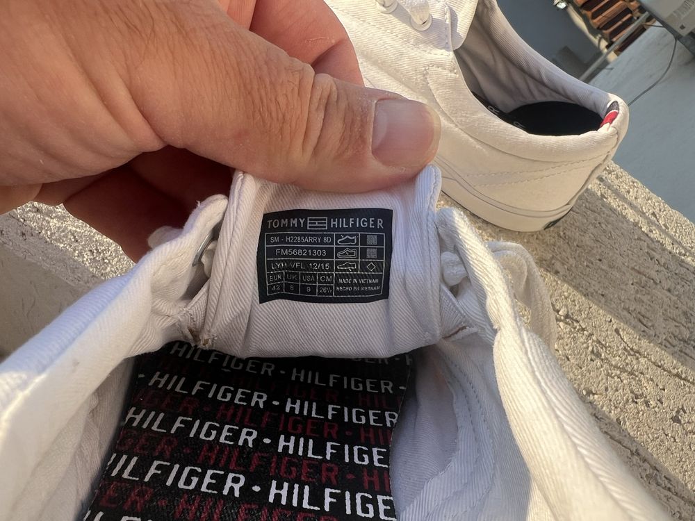 Tommy Hilfiger 42