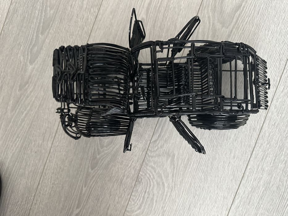 Ръчно изработена кола от тел