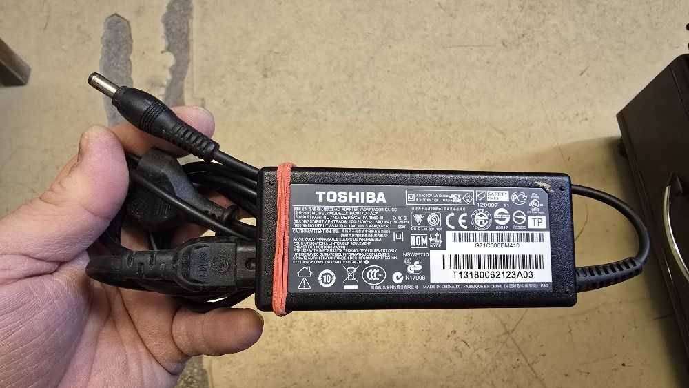 Vand laptop Toshiba Satellite C50 -A-11F pentru piese