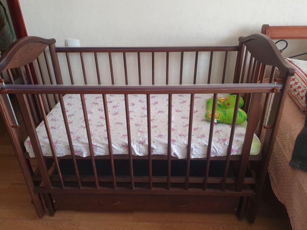 Кроватка детская,деревянная