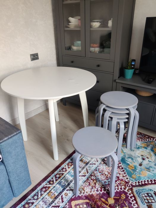 Кухонный стол с 5 табертками