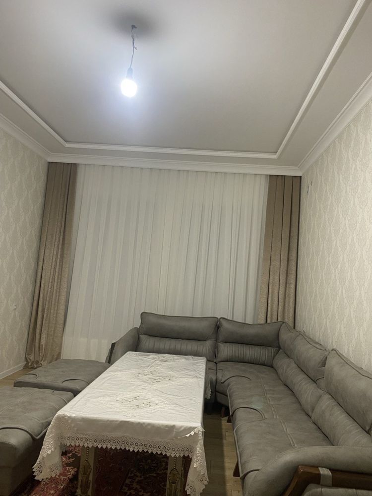 Ugolok divan sotiladi