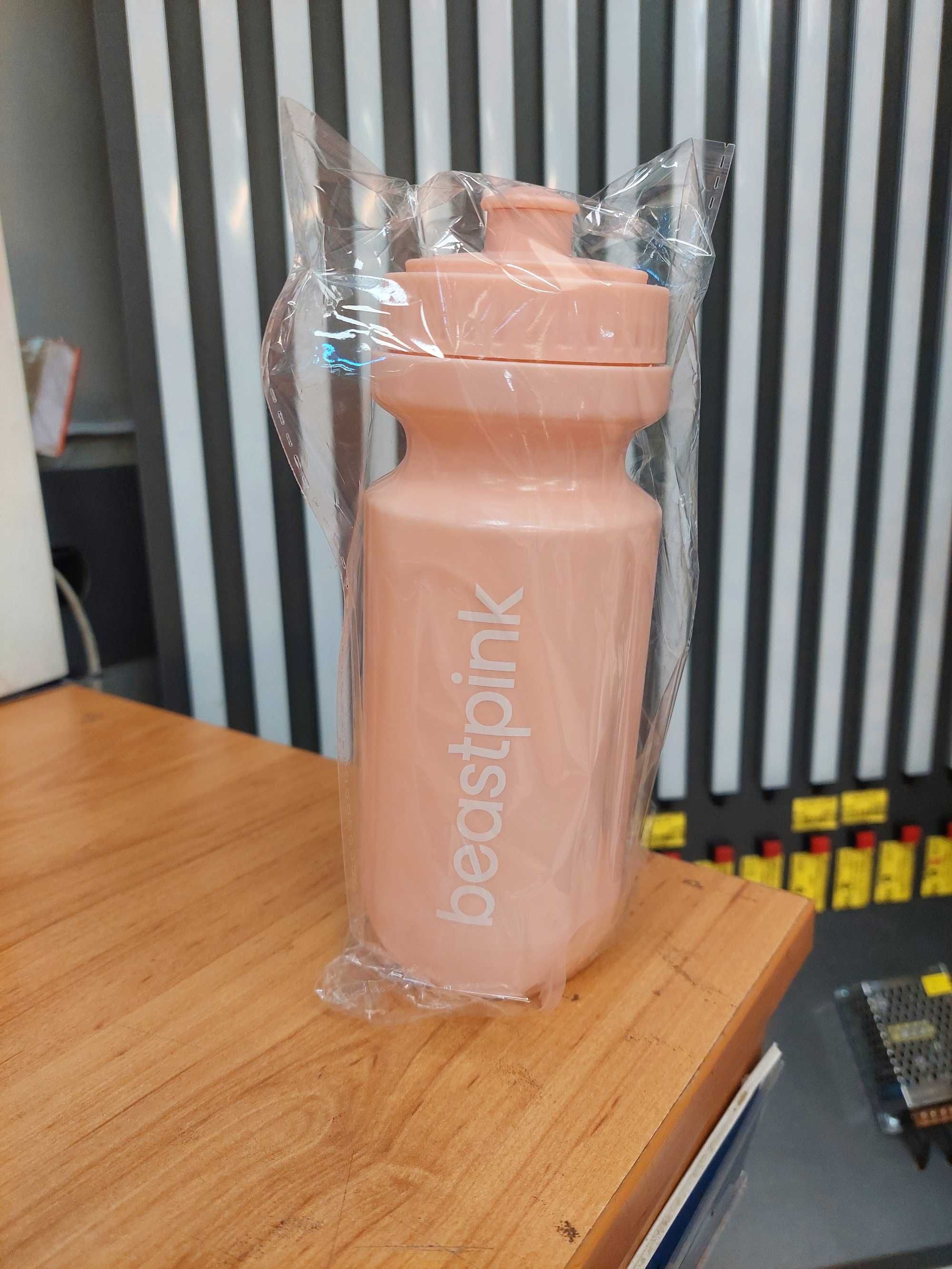 Шейкър Beast Pink Rose и 	
Спортна бутилка Sips&Dips550ml само за 5лв