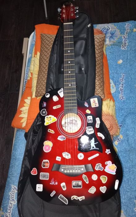 Акустическая гитара с чехлом