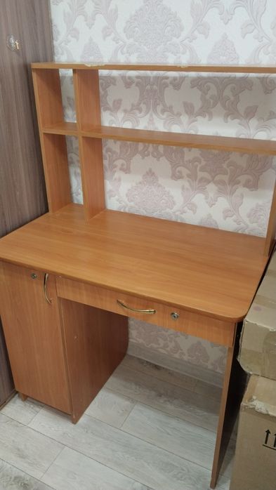 Продам стол письменный.
