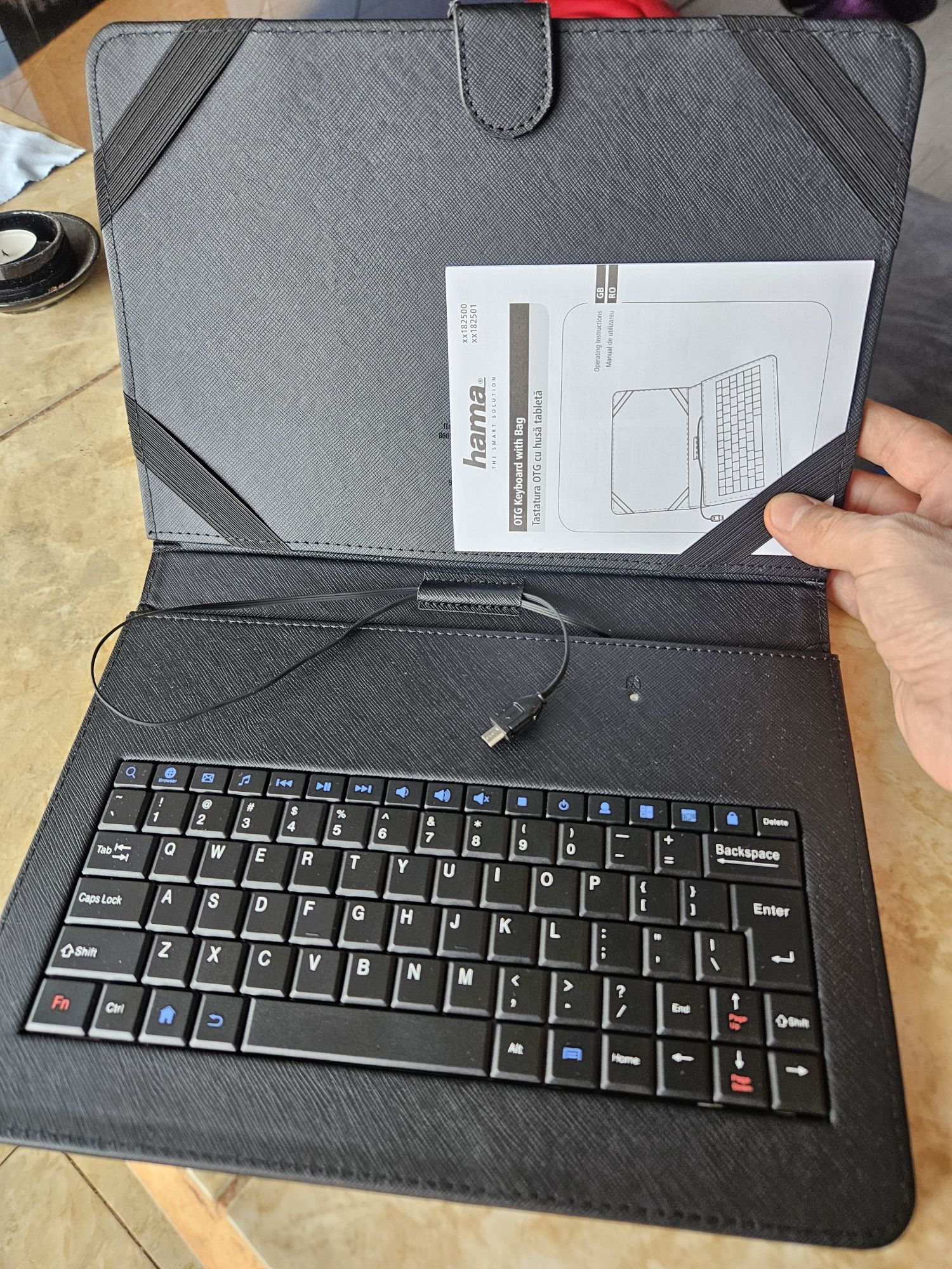 Vand husa cu tastatura pentru tablete