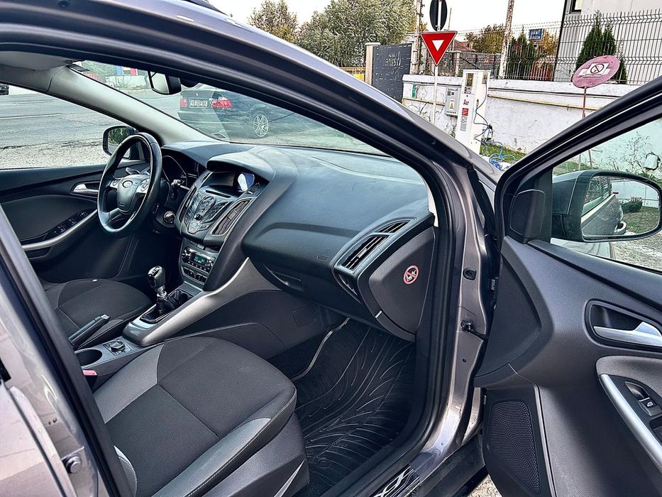 Ford focus Titanium 1.6 diesel 6+1 Viteze  Dublu Climatronic, Jante 17