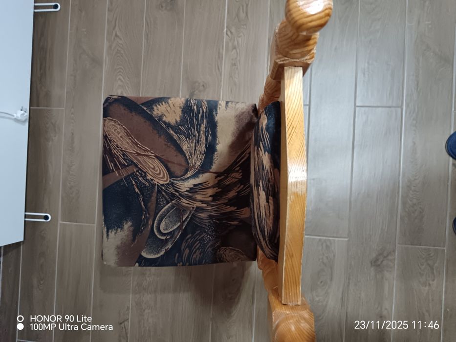 Продавам кухненска маса от естествено дърво..