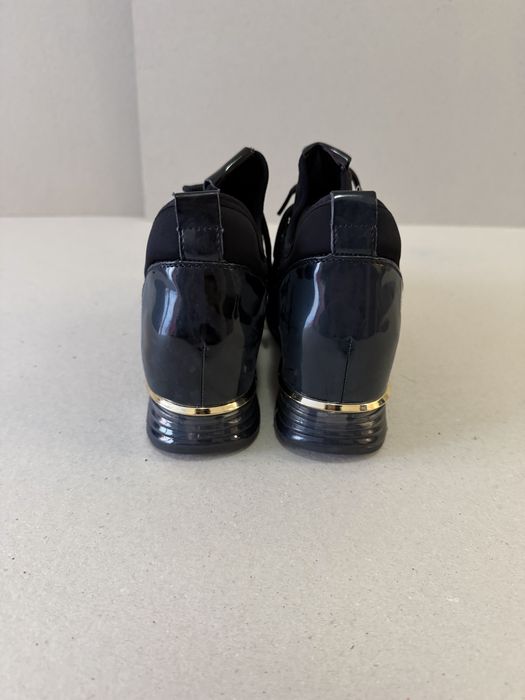 Дамски спортни обувки