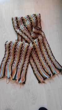 Плетен шал с ефектни цветове