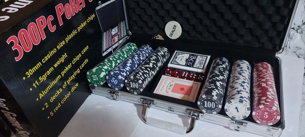 Игра в покер 300 фишек. Покерный набор в кейсе.  Poker game + карты