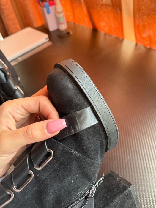 Велурени боти на ток