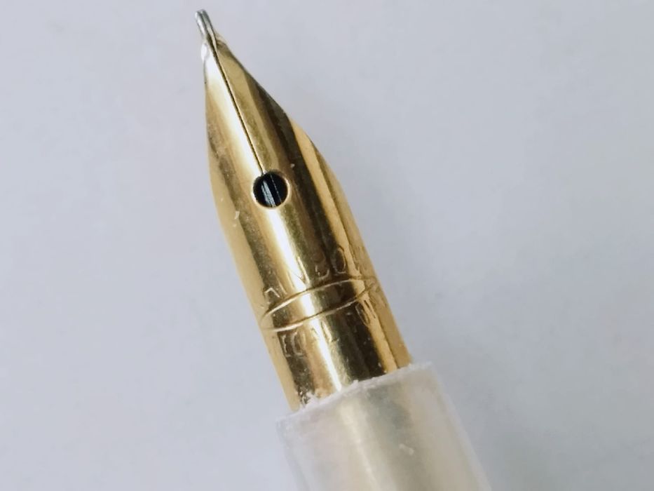 Stilou vechi cu pompita