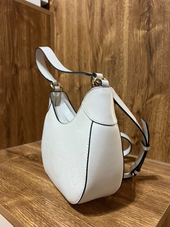 Нова чанта GUESS