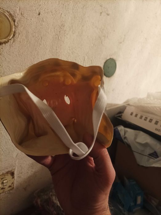 Латексова маска хищникът