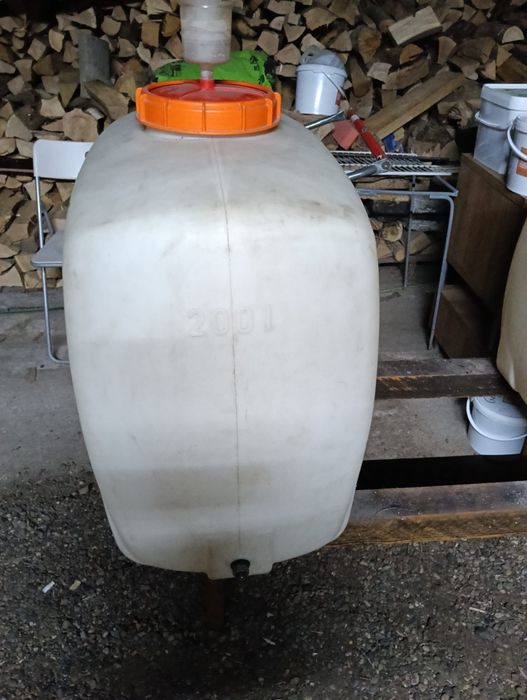 Vând butoi de plastic de 100 L și 200 L