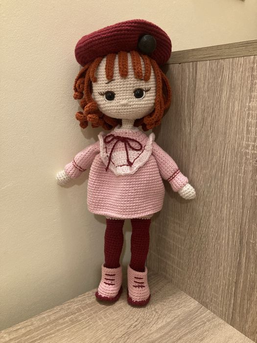 Плетена кукла с шапка