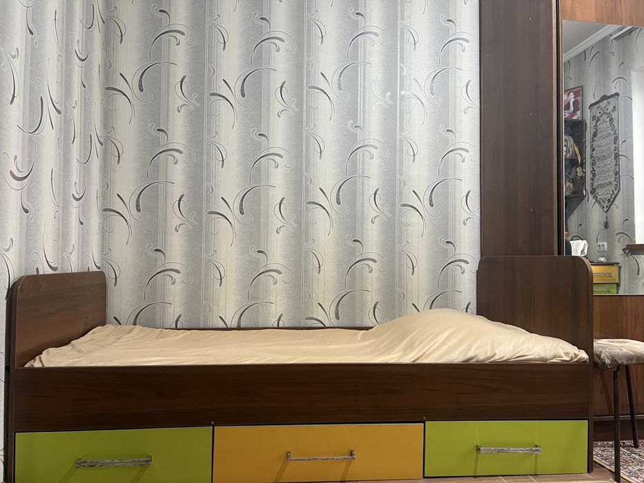 кровать с полками