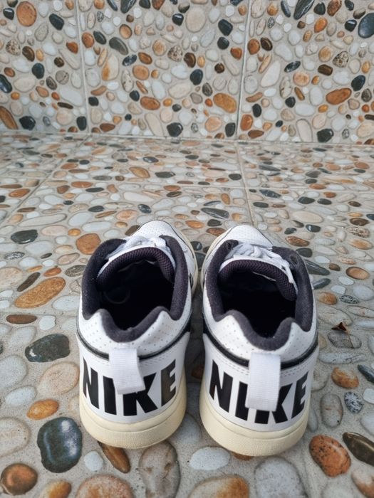 Vând adidași Nike în stare bună.