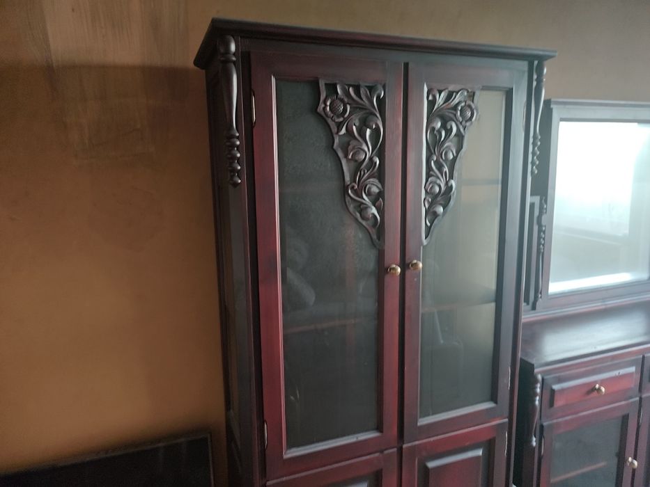 Два дървени скрина