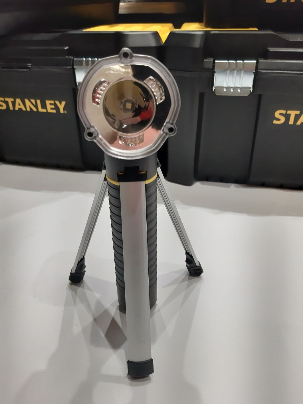 Stanley LED Фенер със статив