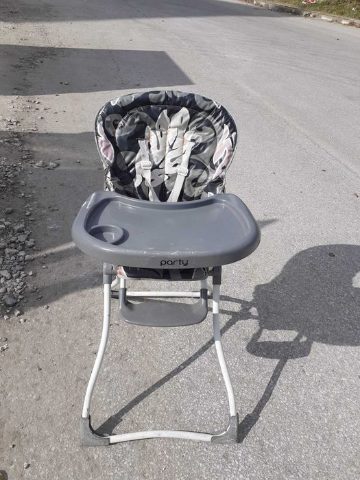 Продавам детско столче за хранене .